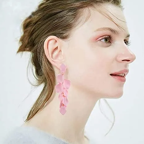 Vista 2 de Aretes largos de acrílico con pétalos de rosa, aretes bohemios de resina para regalos de mujer