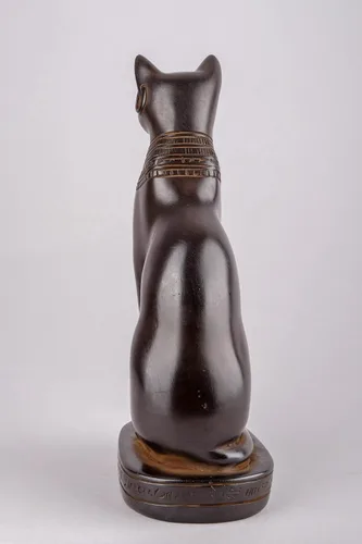 Vista 6 de Estatua egipcia antigua de la diosa Bastet gato pesado piedra negra hecha en Egipto. bastet en su forma tardía de una mujer con cabeza de gato