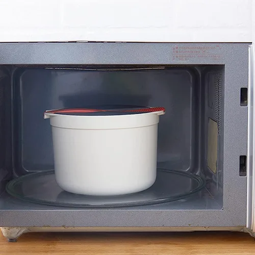 Vista 6 de Olla de arroz para microondas con vaporizador, olla para pasta para microondas con colador, juego de utensilios de cocina para microondas de 2 L