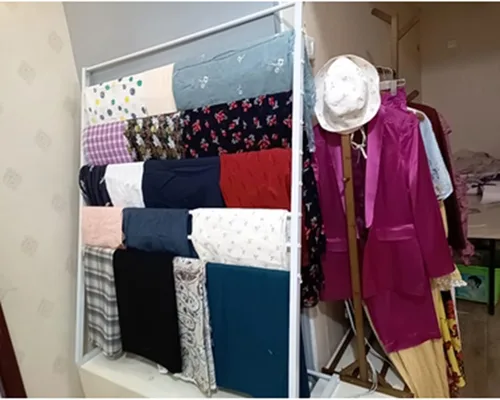 Vista 2 de Organizador de bufandas, soporte de exhibición de metal moderno para bufandas de seda, pantalones, hiyab/chal, estante de almacenamiento de 10 Negro