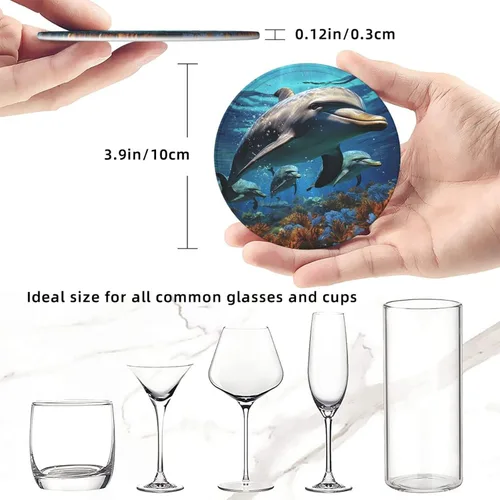 Vista 2 de Juego de 6 posavasos de cuero con estampado de delfines con soporte para vasos o bebidas calientes o frías, mesa de centro de madera