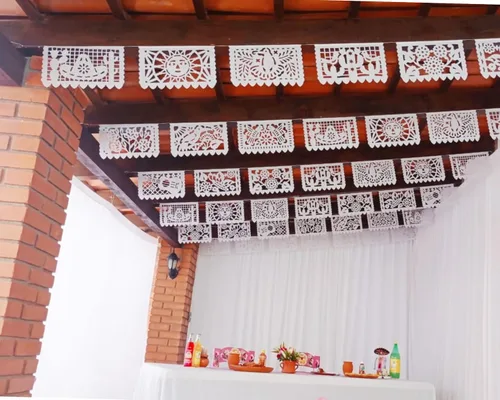 Vista 8 de Paquete de pancartas de papel picado blanco a granel de banderas mexicanas, más de 120 pies, hechas de elegante papel de seda blanco con un tema