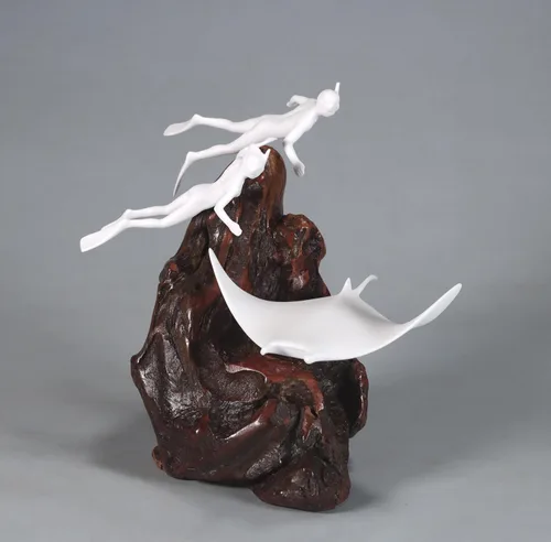 Vista 2 de Manta Ray & 2 Divers de John Perry Escultura Pellucida sobre base de madera de burlwood pulida. Firmado.