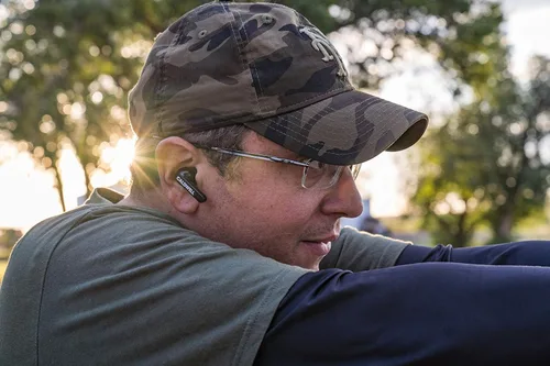 Vista 7 de Caldwell E-MAX Shadows 23 NRR - Protección auditiva electrónica con conectividad Bluetooth para tiro, caza y campo de tiro