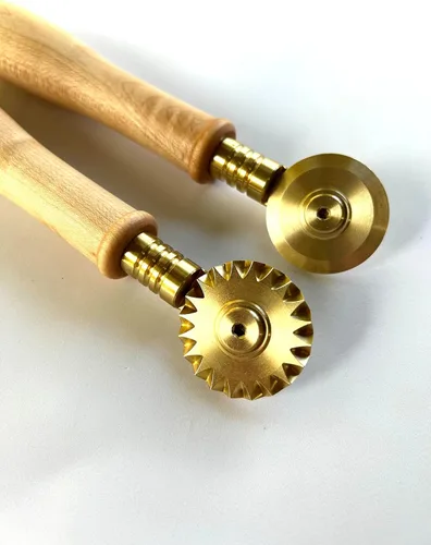 Vista 3 de Nonna's cutters, brass pasta wheels, maple (Smooth & Fluted pair)