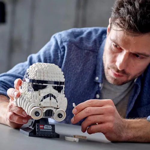 Vista 6 de Casco de Stormtrooper de LEGO Star Wars 75276 Kit de construcción, genial colección de Star Wars para adultos (647 piezas)