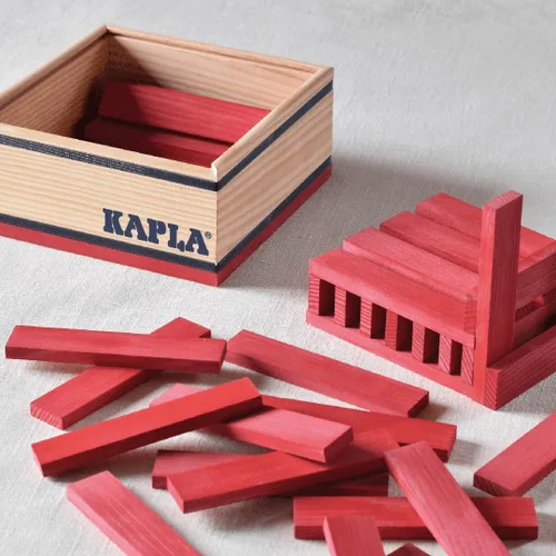 Vista 6 de KAPLA 40 cuadrados rojos – Juego de construcción de madera – 40 tablones de construcción de color rojo – para mayores de 3 años
