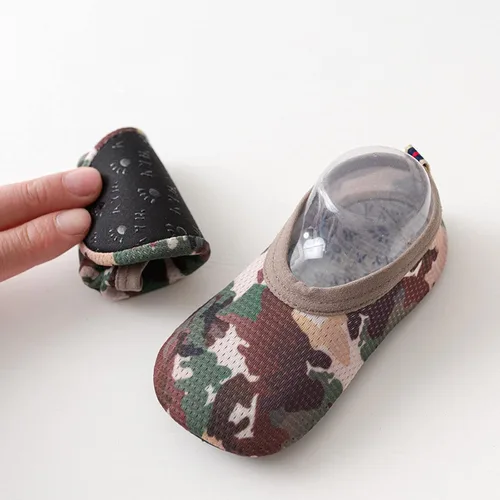Vista 3 de Pantuflas de animales de peluche iluminados, zapatos descalzos antideslizantes de camuflaje para niños, calcetines para niños, zapatos de 1 a 5 años