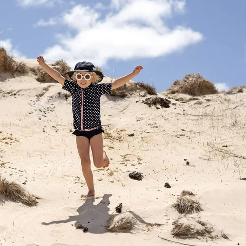Vista 2 de SwimZip Conjunto de protección contra erupciones para bebé, traje de baño de 2 piezas de manga corta para niña con SPF
