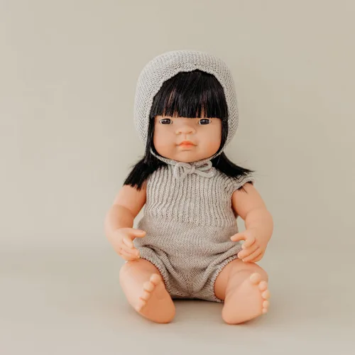 Vista 4 de Muñeca de bebé anatómicamente correcta de 15 pulgadas de Miniland, Chica asiática