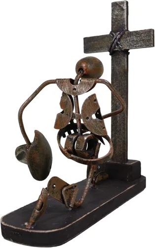 Vista 3 de Ebros Gift Rústico vaquero solemne occidental arrodillado al pie de la cruz orando acero reciclado metal escultura hecha a mano Viejo Mundo Wild