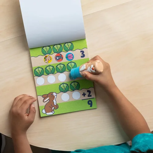 Vista 5 de Melissa & Doug Wow!™ de pegatinas Bunny Bundle: bloc de actividades de 24 páginas, sellador, 500 pegatinas, bloc mini, juguete de manualidades