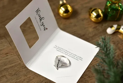 Vista 3 de AeraVida Anillo de plata de ley 925 con alas de ángel plegadas Heavenly Love