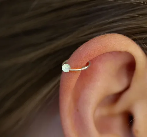 Vista 13 de Variedad de aretes de aro para cartílago