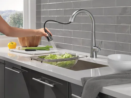 Vista 2 de Grifo Delta Faucet Monrovia de Níquel Cepillado para Cocina, Grifos de Cocina con Rociador Desplegable, Grifo de Fregadero de Cocina con Lumicoat