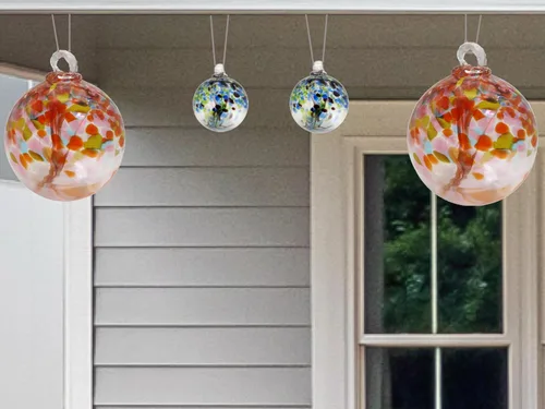 Vista 6 de Dale Tiffany Vidrio soplado a mano, 3 pulgadas de diámetro, color aguamarina, Colección Árbol de la Vida, Globo de Bruja Colgante para Jardín