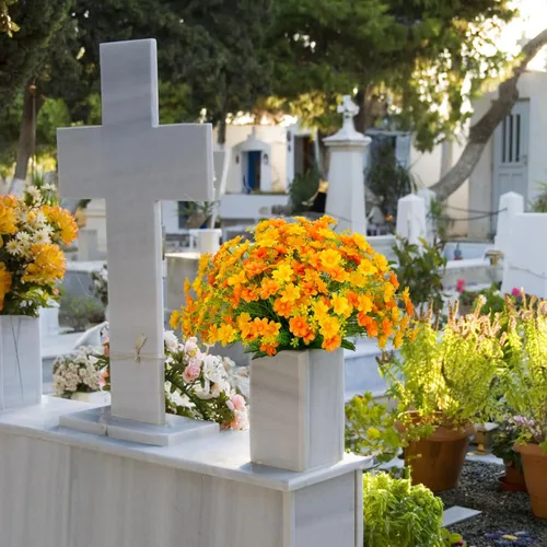 Vista 3 de LikSoor Margarita artificial, 8 paquetes de flores para mamás, plantas resistentes a los rayos UV, flores de seda falsas que no se decoloran