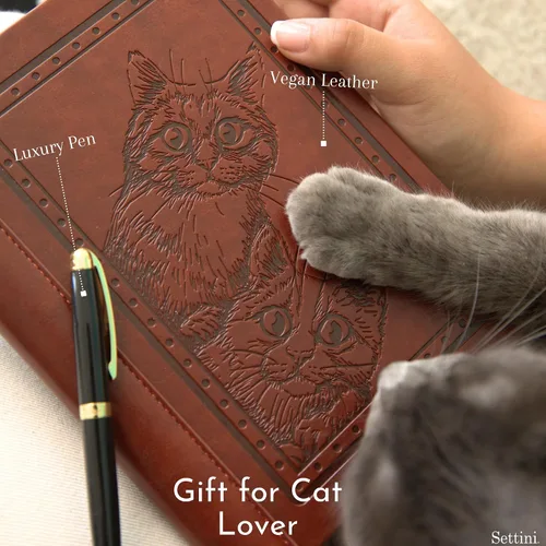 Vista 4 de SETTINI® Diario rayado – Diario de gato para escribir, juego de regalo – Cuero vegano de tapa dura, incluye bolígrafo de lujo en un soporte único