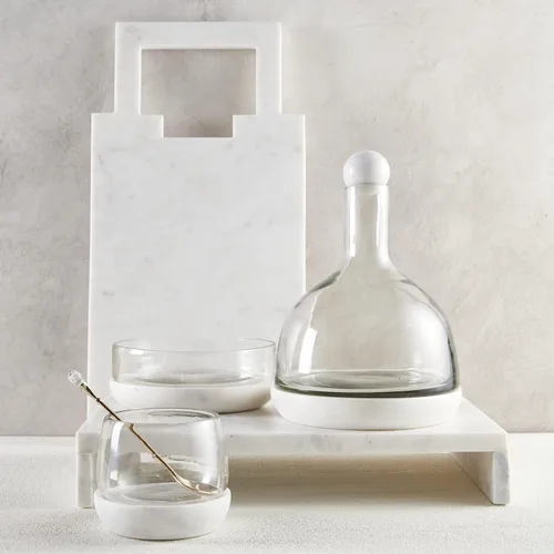 Vista 3 de Santa Barbara Design Studio Jarra de vino de vidrio y mármol de azúcar de mesa, 42 onzas, color blanco