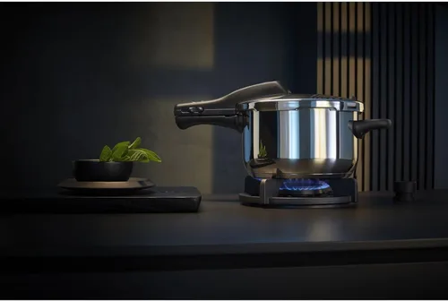 Vista 2 de WMF Perfect Rapid Cooker - Olla de cocción rápida (7.1 in de diámetro, 2 litros y medio, con protección contra llamas), acero inoxidable