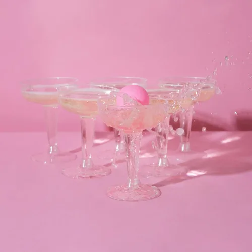 Vista 7 de Talking Tables Prosecco Pong - Juego de beber Incluye 12 vasos y 3 bolas Juegos de fiesta para despedida de soltera, noche de niñas, cumpleaños