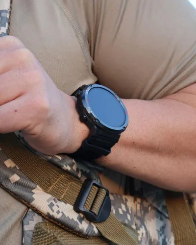Vista 2 de AlphaGear Bravo XL - Reloj inteligente táctico de cara grande, pantalla grande, batería de 18 días de 600 mAh, llamadas Bluetooth, resistente al