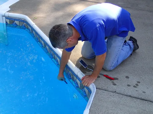 Vista 2 de Leakmaster Kit de detección y reparación de fugas de piscina - Jeringa de prueba de tinte con botella de repuesto de 8 onzas y masilla epoxi