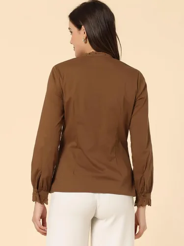 Vista 4 de Allegra K Blusa de cuello alto falso para mujer, con volantes, de algodón, plisada, con botones