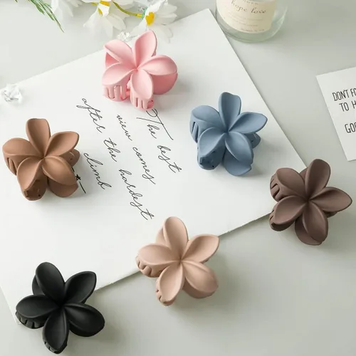 Vista 5 de 6 pinzas de garra de flores, pinzas de pelo antideslizantes mate, pinzas de pelo de flores hawaianas, elegantes pinzas grandes para cabello grueso