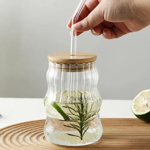 Vista 2 de Paquete de 2 vasos para beber con tapas de bambú y popote de vidrio de 17 onzas con ondas creativas, vasos de vidrio para café helado, refrescos