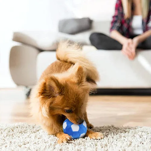 Vista 5 de Pelotas interactivas para perros, paquete de 2 pelotas de juguete chirriantes de felpa para perros, pelota de juguete para perros de fútbol y rugby
