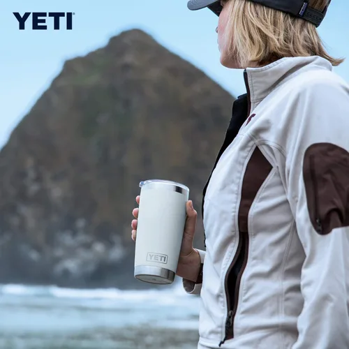 Vista 7 de YETI Rambler - Vaso de acero inoxidable con aislamiento al vacío de 20 onzas con tapa MagSlider Blanco