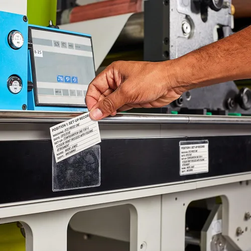 Vista 4 de Avery Portatarjetas autoadhesivos transparentes, carga superior, capacidad para tarjetas de 3.5 x 2 pulgadas, paquete de 10 (73720)