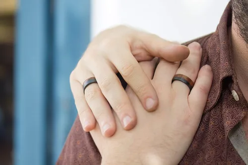 Vista 3 de Set of two carbon fiber and bentwood cedro wedding bands. Wooden matte rings. Water resistant and hypoallergenic. (00404_7N_00405_7N)