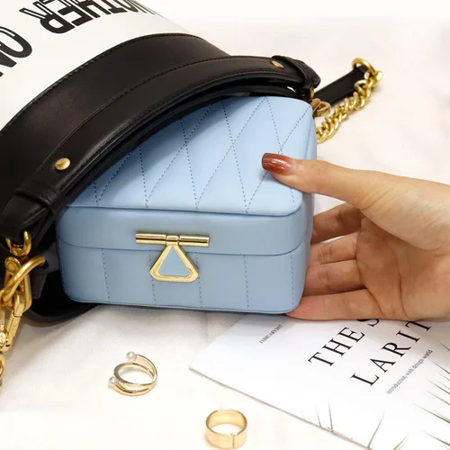 Vista 4 de KAMIER Organizador de joyas de viaje, caja organizadora de joyas de viaje de cuero acolchado con diamante, caja de joyería pequeña para mujer