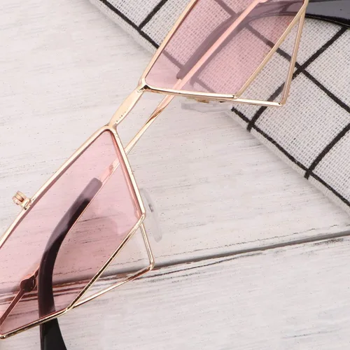 Vista 8 de Amosfun Lentes estilo punk, lentes con forma de ojo de gato, lentes de sol a la moda, color gris (marco dorado) para mujer