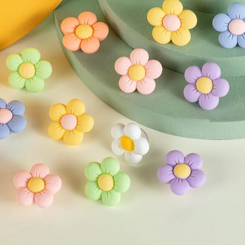 Vista 4 de NEVEGE Dijes de flores para zapatos para niñas, bonitos dijes de diseño para zapatos para adultos, adolescentes, niños, decoración de zapatos