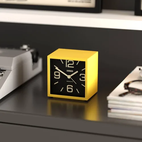 Vista 4 de NEWGATE® Reloj despertador en forma de cubo Alarma retro en forma de cubo Amarillo cítrico Ideal para mesita de noche, escritorio, estante