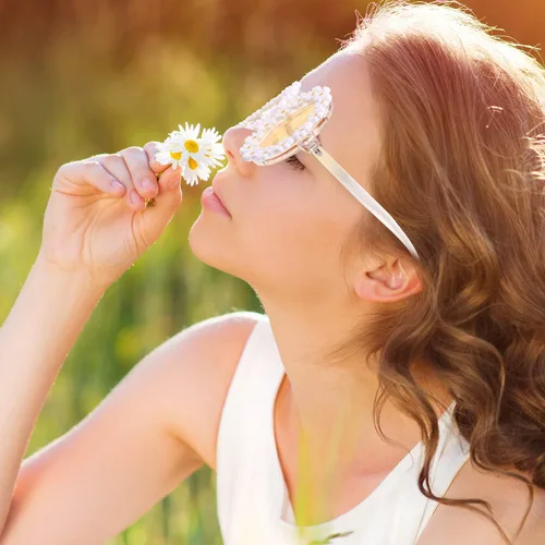 Vista 5 de 2 pares de lentes de sol de margarita para mujer, gafas redondas de flores para adultos y niños, decoración con bolsa de franela de tela para gafas