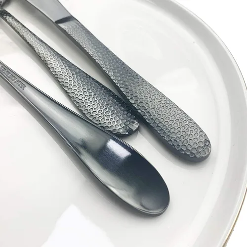 Vista 4 de JASHII Juego de cubiertos de 4 piezas de acero inoxidable negro forjado con mango martillado, servicio para 1 pulido de espejo, apto