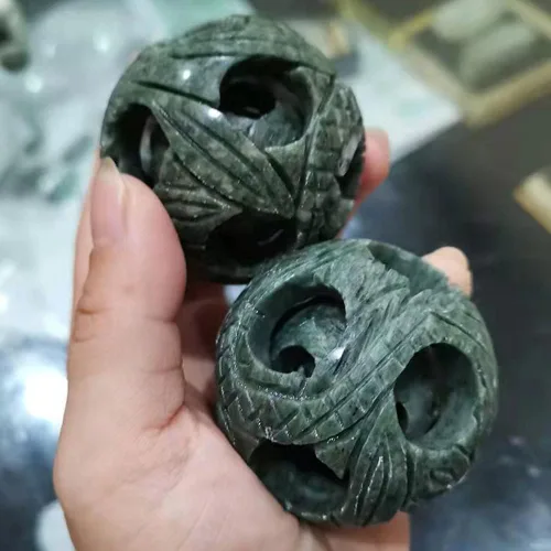 Vista 2 de Bolas de Baoding talladas en piedra de jade verde natural de 2 pulgadas, 2 unidades de bolas de estrés chinas para terapia de manos, bolas de masaje