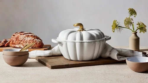 Vista 5 de Le Creuset Cocotte de calabaza de hierro fundido esmaltado, 4 cuartos de galón., regaliz