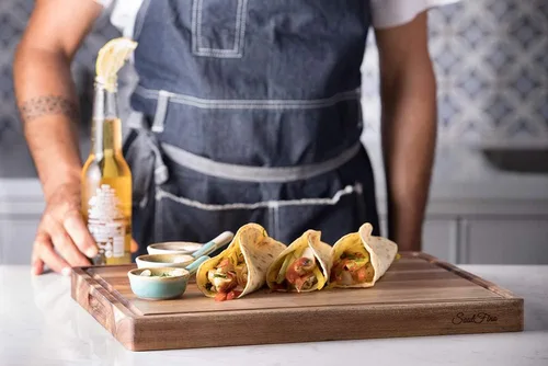 Vista 3 de Tabla de cortar de acacia PREMIUM y bloque de carnicero profesional muy resistente con canal para jugo - Extra grande (17"x13"x1.4"). Tabla