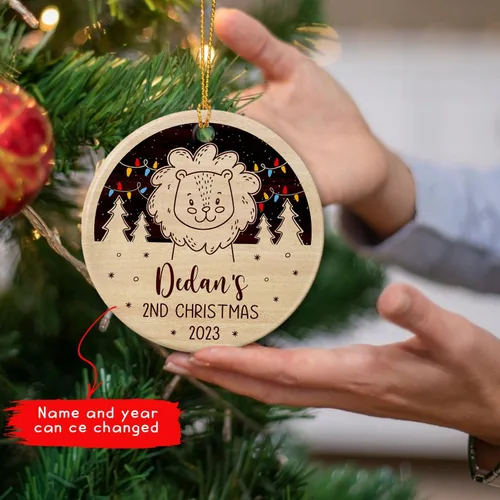 Vista 2 de Adorno de cerámica personalizado para la segunda Navidad de león para bebé, regalo de 2º adorno de árbol de Navidad de león para bebé, recuerdo