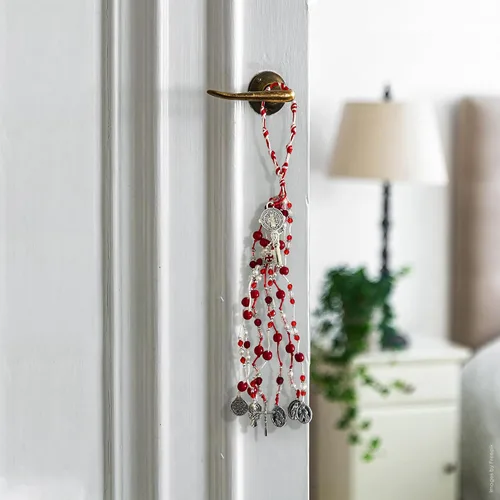 Vista 6 de Saint Benedict RED Protección para el Hogar Bendición de Puerta con 10 Nudos y Cuerdas con Encantos y Llave de San Benito/PROTECCION DE CASA