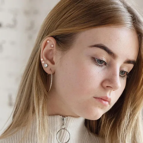 Vista 5 de TIESOME 48 retenedores de piercing transparentes, 15 estilos de aretes transparentes para deportes de trabajo, cirugía de acrílico con parte