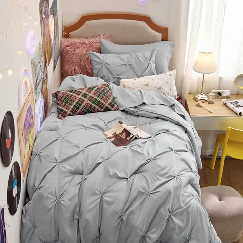 Vista 2 de Bedsure - Juego de edredón tamaño individual gris - Ropa de cama tamaño individual en una bolsa de 5 piezas, juego de cama Pintuck GentleSoft™