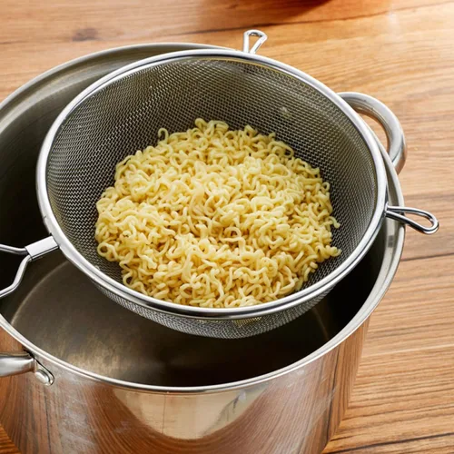Vista 5 de Cuchara coladora de acero inoxidable Colador de malla fina con mango largo para servir alimentos Diseño resistente al calor Separación rápida