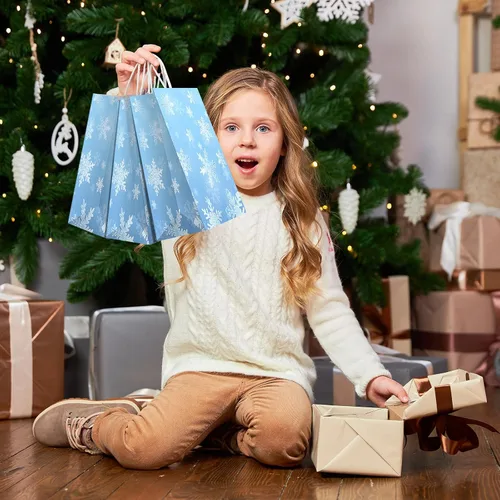 Vista 6 de Jectivs Paquete de 24 bolsas de regalo para fiestas, bolsas grandes y gruesas de papel kraft blanco con copos de nieve azul hielo con tejido blanco