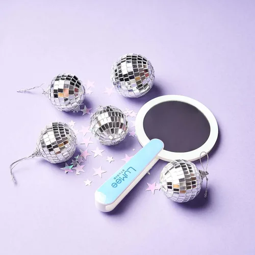Vista 5 de Lumee Espejo de maquillaje iluminado – Espejo redondo con luz LED con batería recargable, mango plegable, espejo de mano portátil compacto